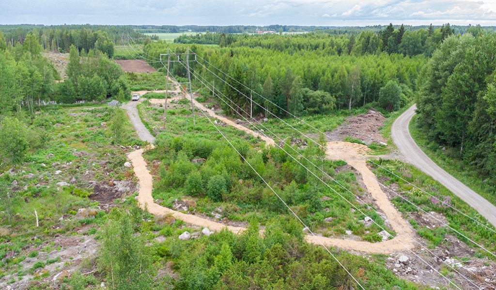 Esittelypolku kulkee sähkölinjan alla. 