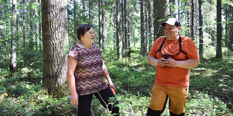 Raija Hämäläinen ja Teemu Ukkonen keskustelevat metsässä.