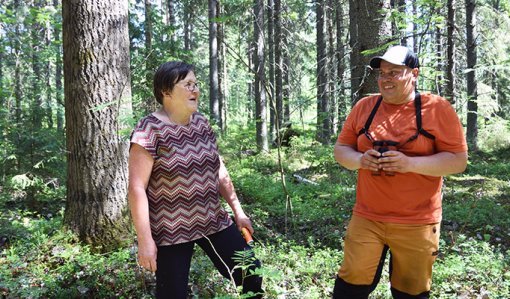 Raija Hämäläinen ja Teemu Ukkonen keskustelevat metsässä.